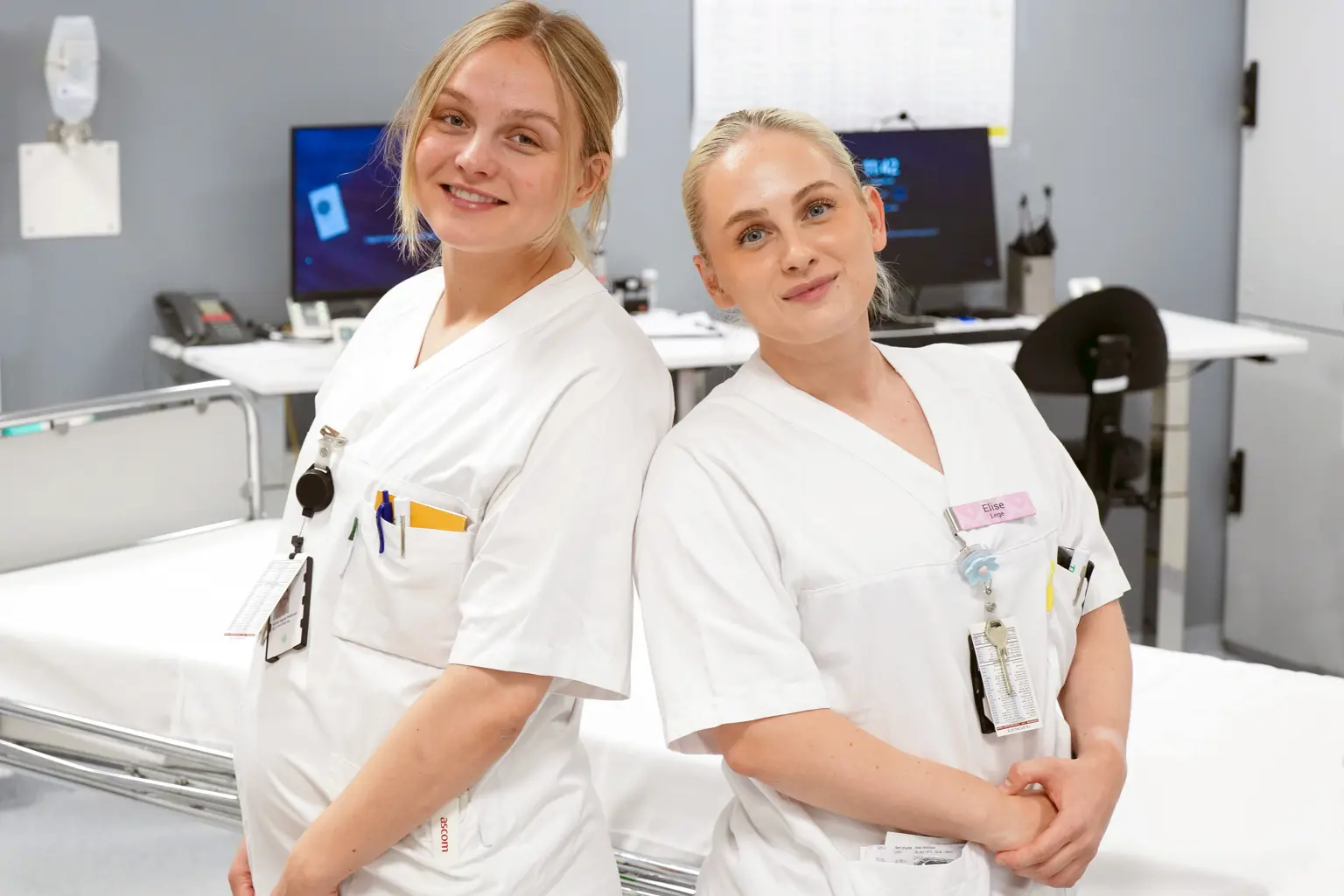 Et par kvinner i hvite laboratoriefrakker