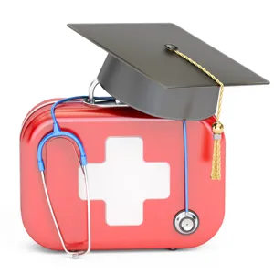 Akademisk hatt som ligger på en førstehjelpskoffert