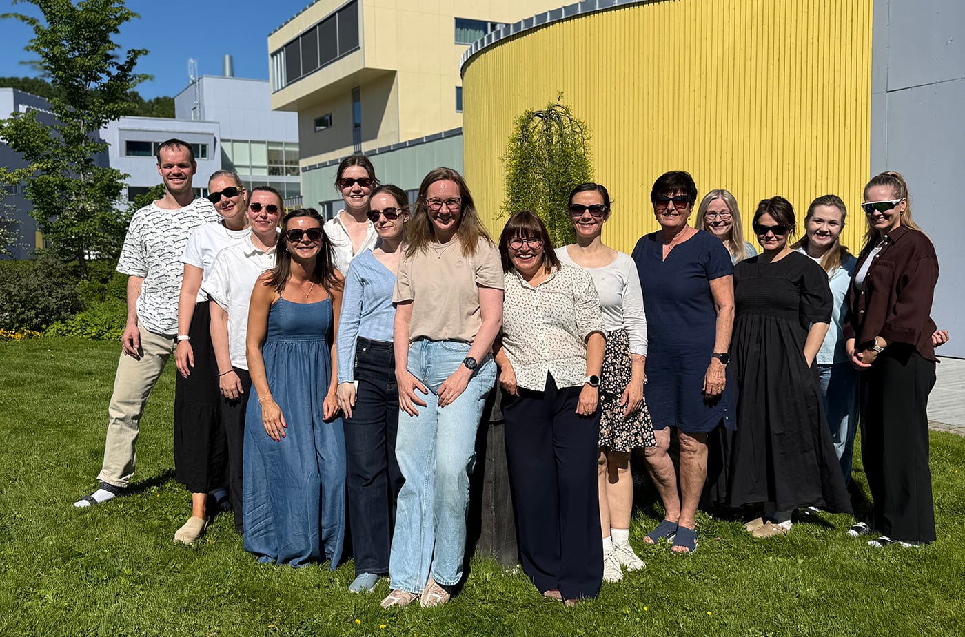 En gruppe mennesker som poserer for et bilde