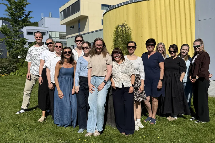En gruppe mennesker som poserer for et bilde