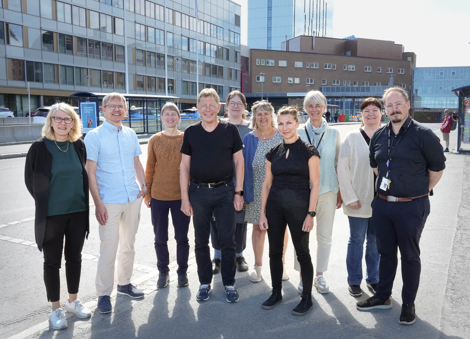 En gruppe mennesker som poserer for et bilde