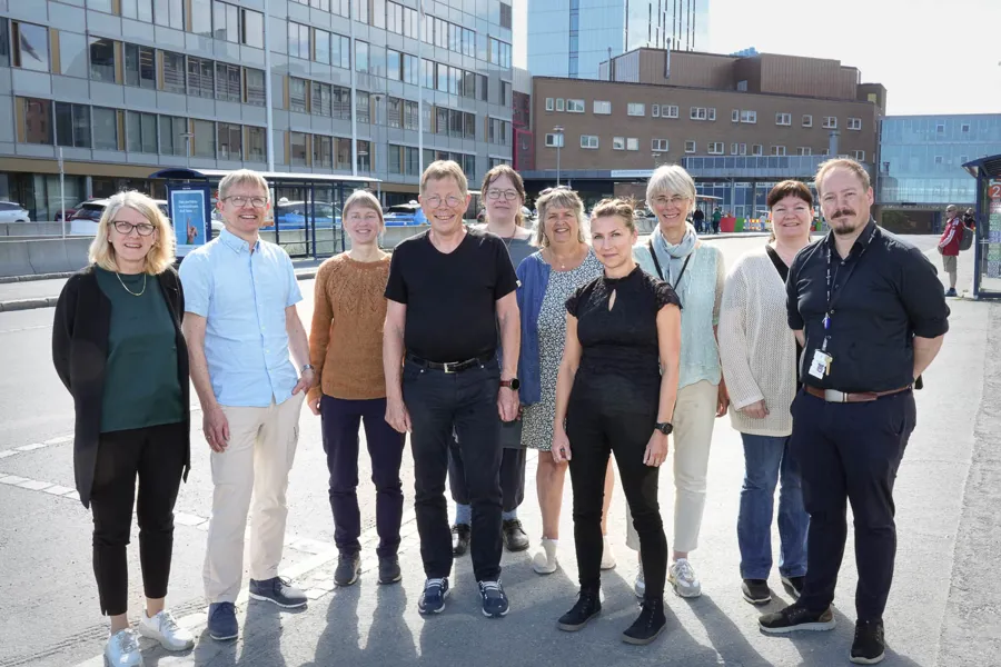 En gruppe mennesker som poserer for et bilde