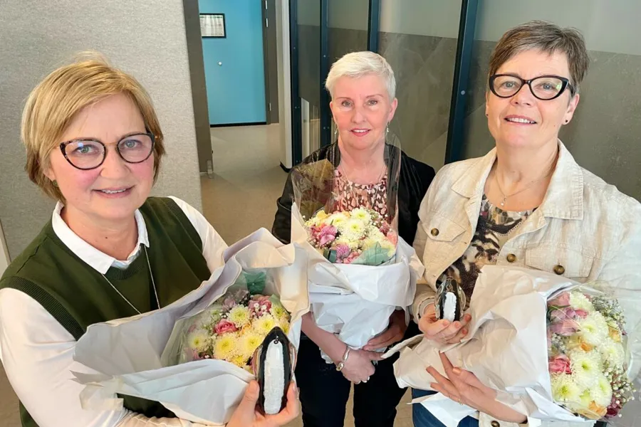 En gruppe kvinner som holder blomster