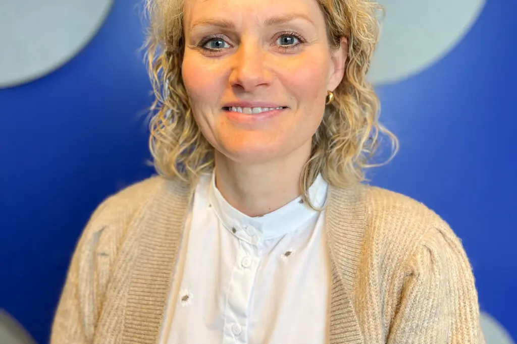 En person som smiler til kameraet
