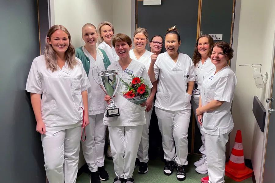 En gruppe kvinner som holder blomster
