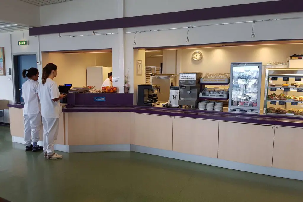 Et par personer som står på en restaurant