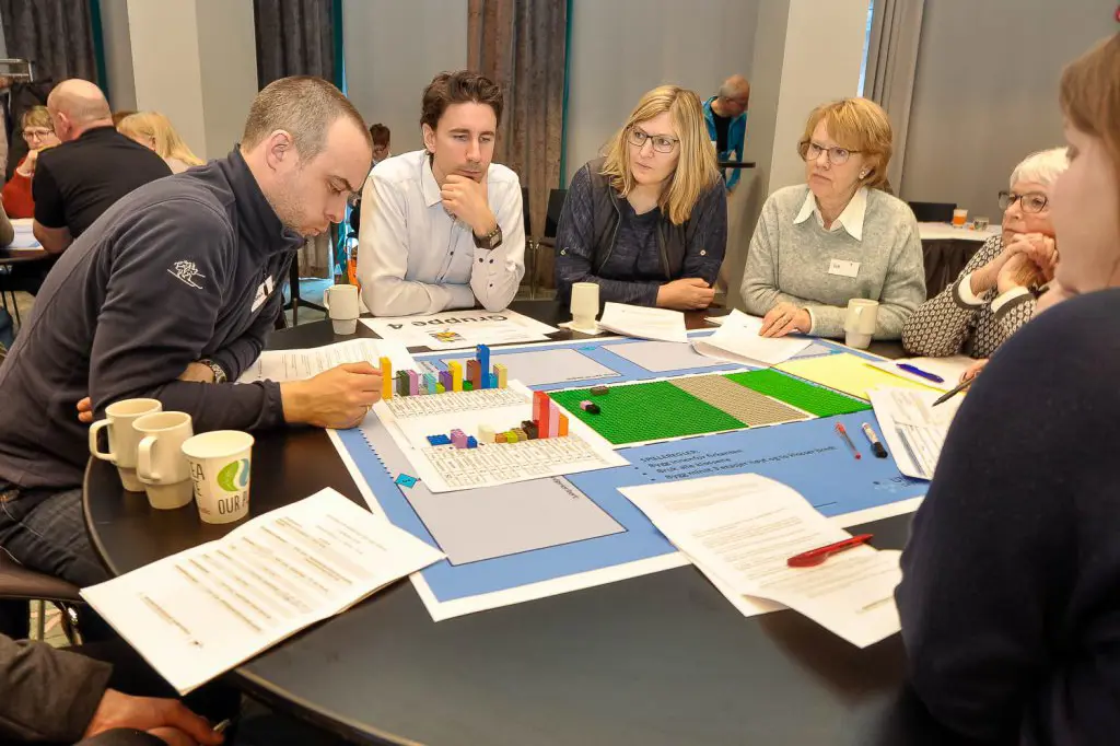 En gruppe mennesker som sitter rundt et bord