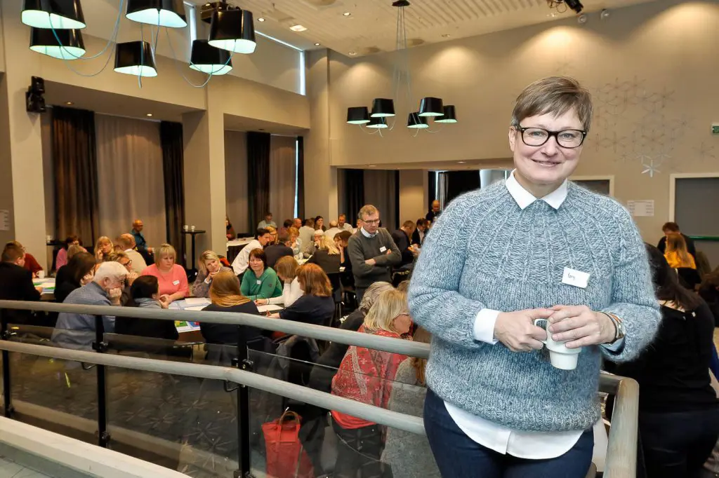 En person i blå skjorte