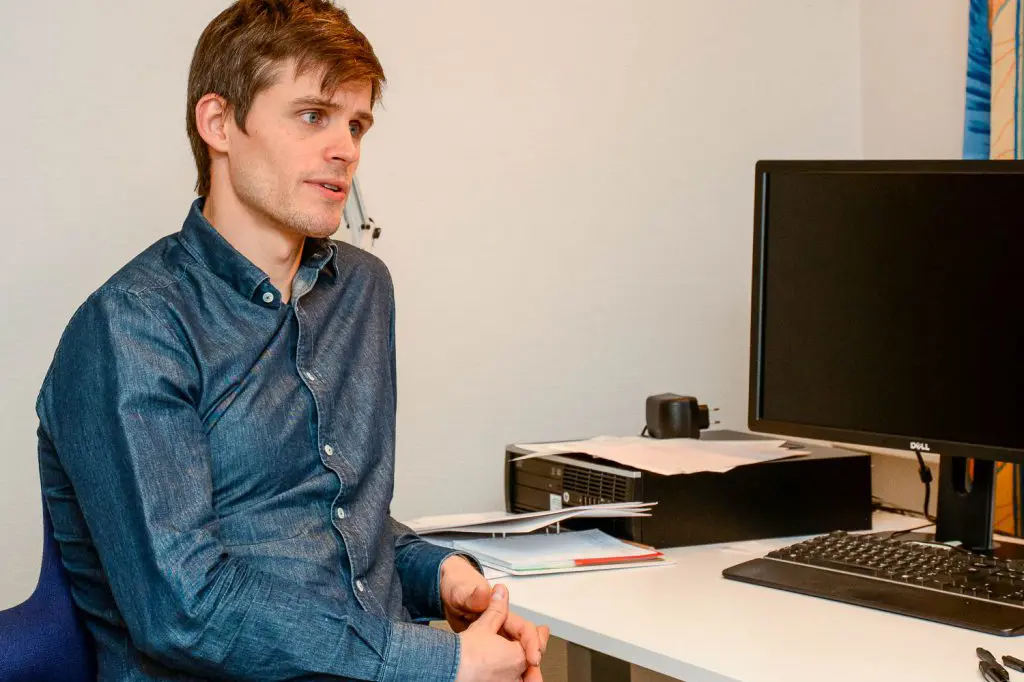 En mann som sitter ved et skrivebord