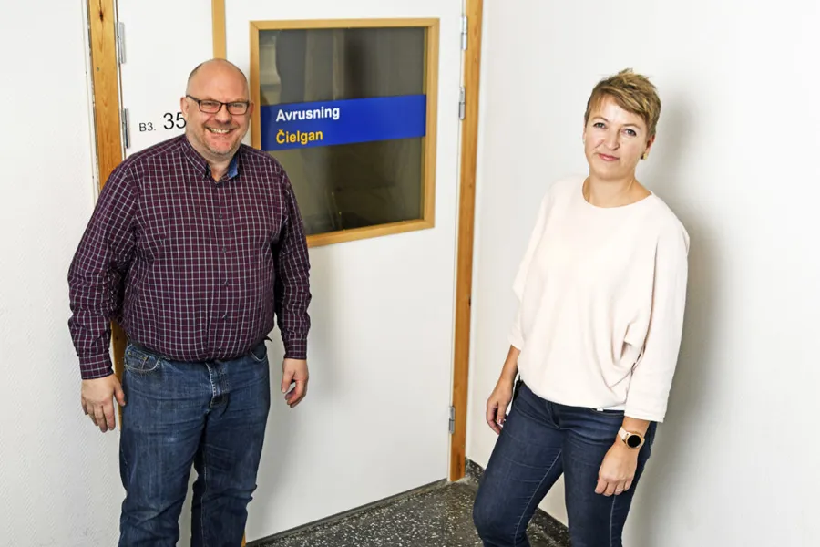 En mann og en kvinne som står foran en dør