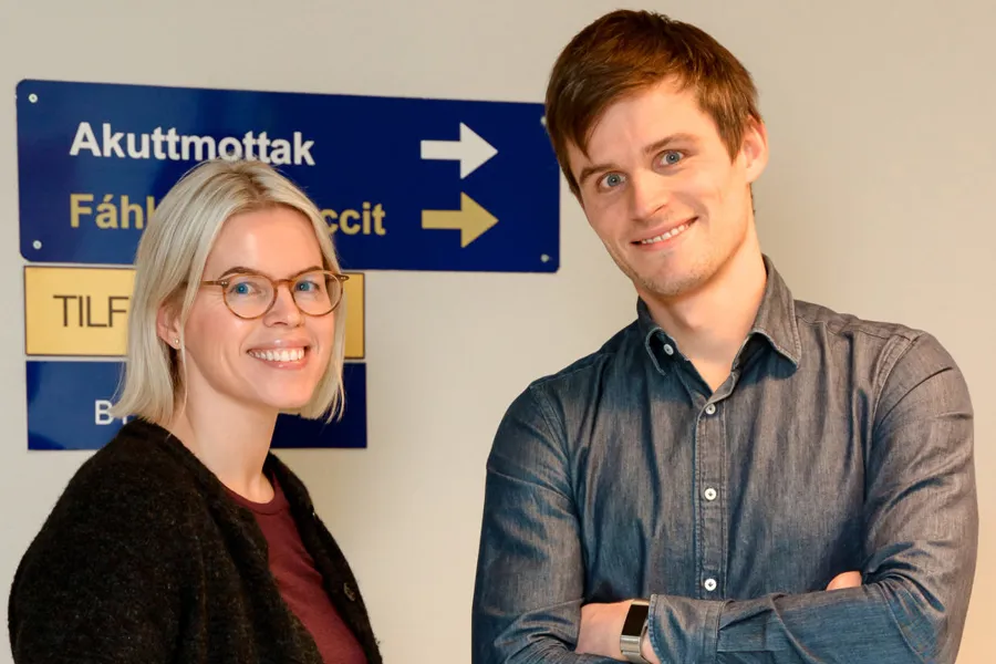 En mann og en kvinne som smiler