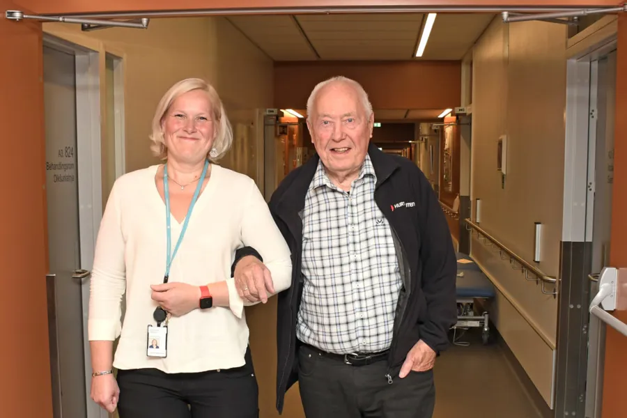 Pasient arm i arm med helsepersonell