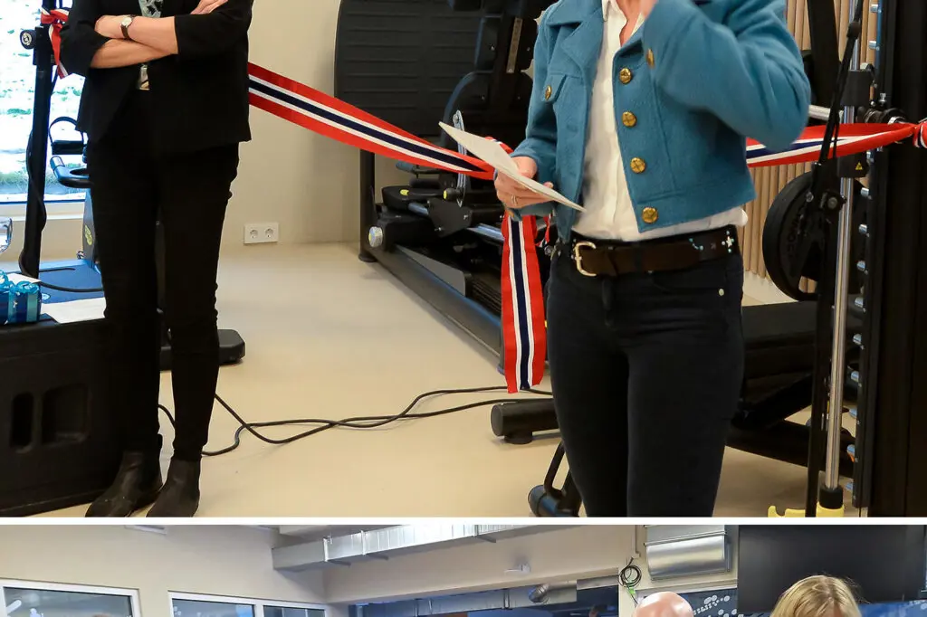 En person som står på en scene