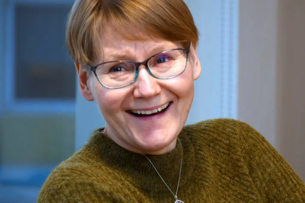 En kvinne som bruker briller