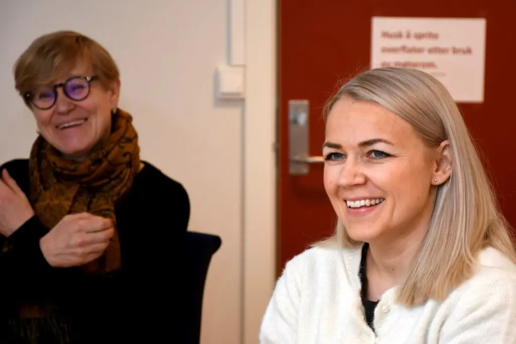 Et par kvinner som smiler