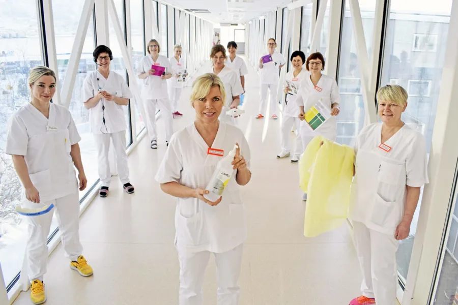 En gruppe kvinner i hvite laboratoriefrakker