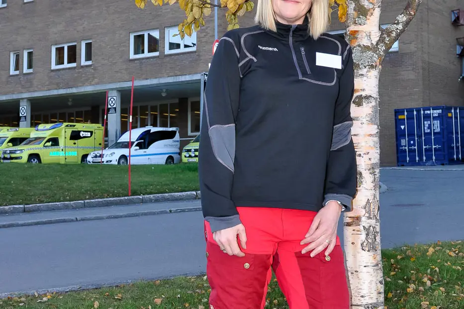 En person som står foran et tre