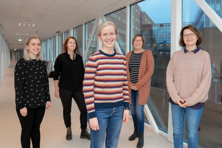 En gruppe kvinner som poserer for et bilde