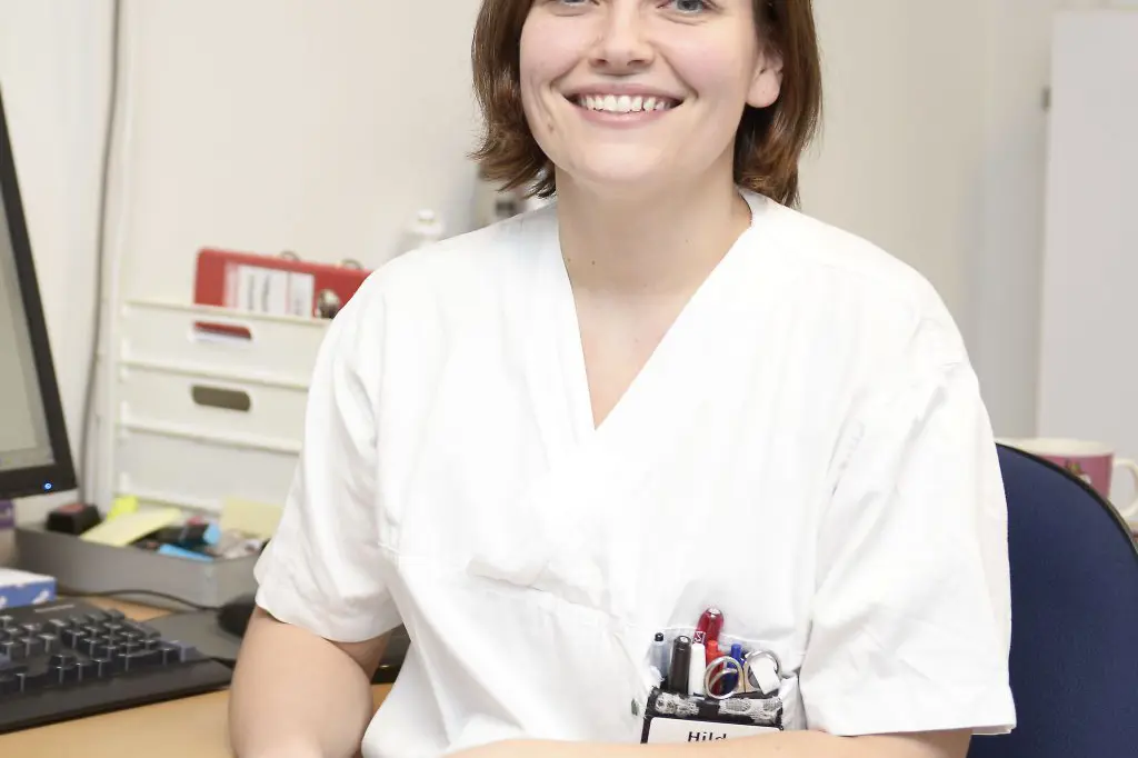 Hilde Haukås Rognli, sykepleier ved gastrolaben på medisinsk klinikk, er i gang med å teste ut de nye funksjonene i DIPS arena. Foto: Per-Christian Johansen