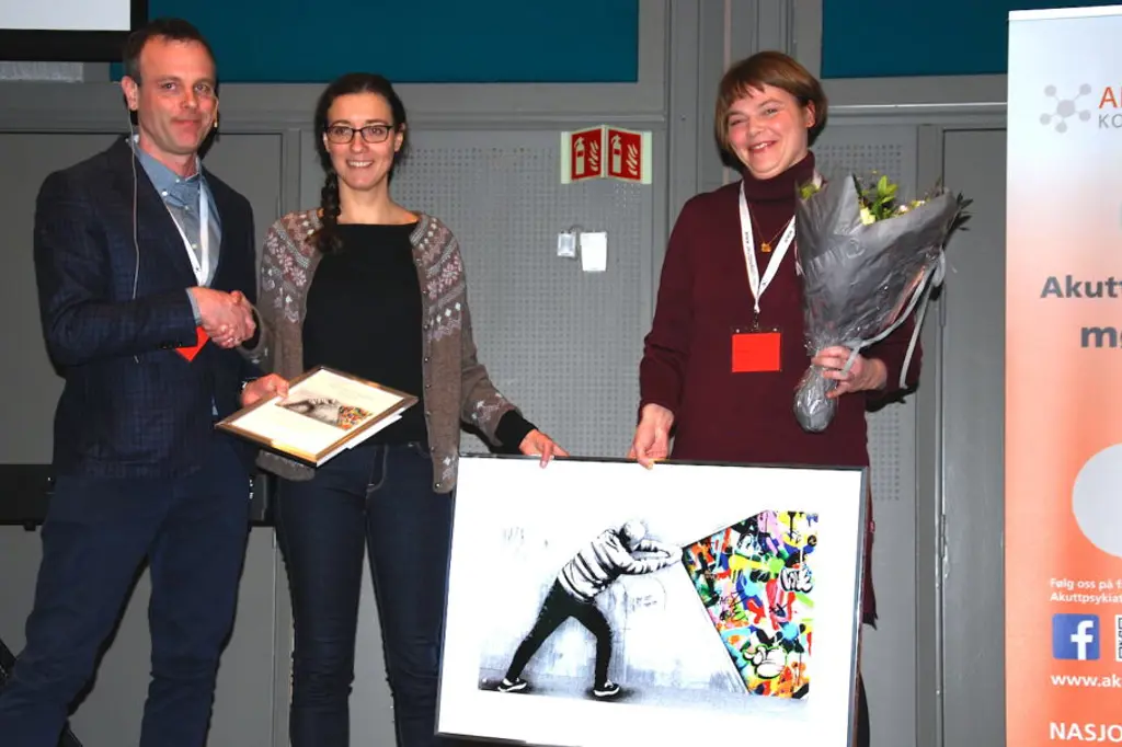 Noen få mennesker som holder et trofé
