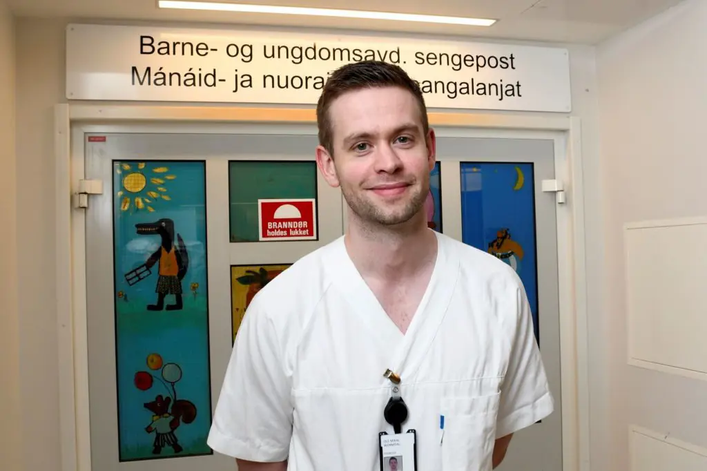 En mann iført hvit skjorte