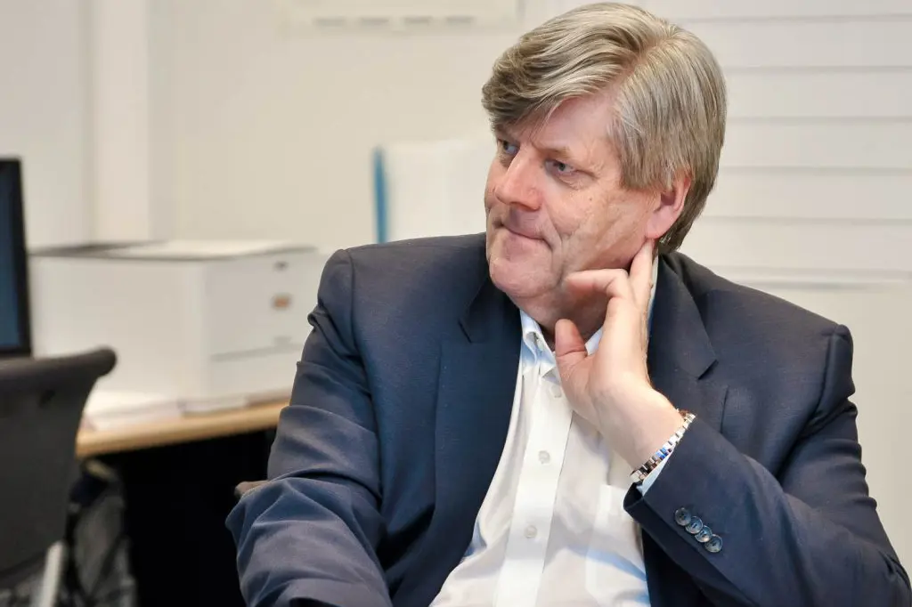 En mann som sitter i en stol
