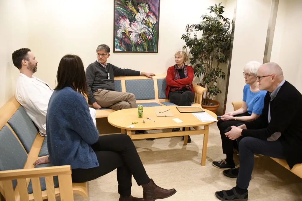 En gruppe mennesker som sitter rundt et bord