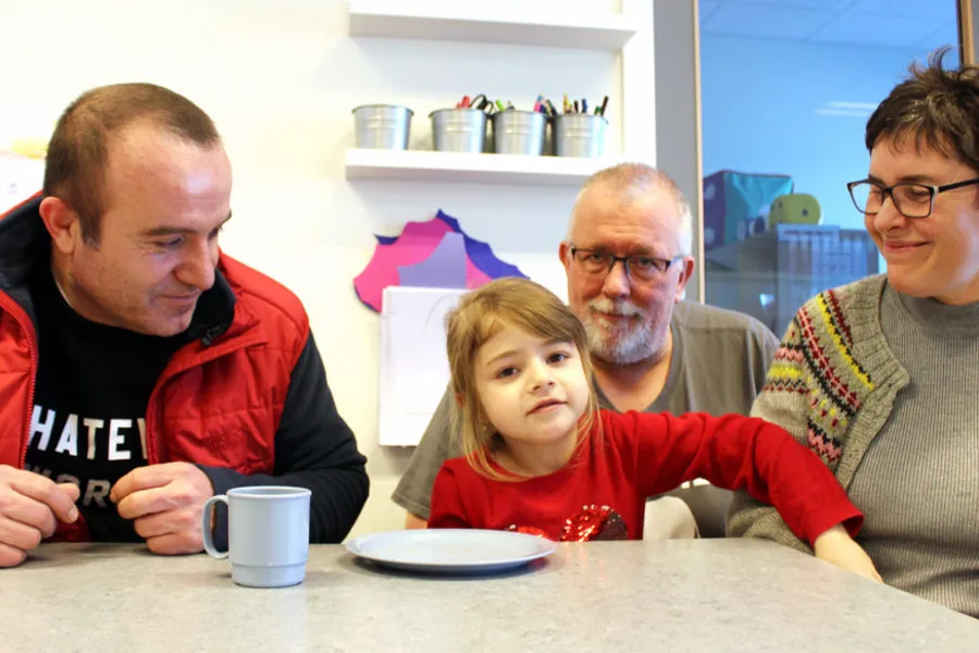En gruppe mennesker som sitter ved et bord