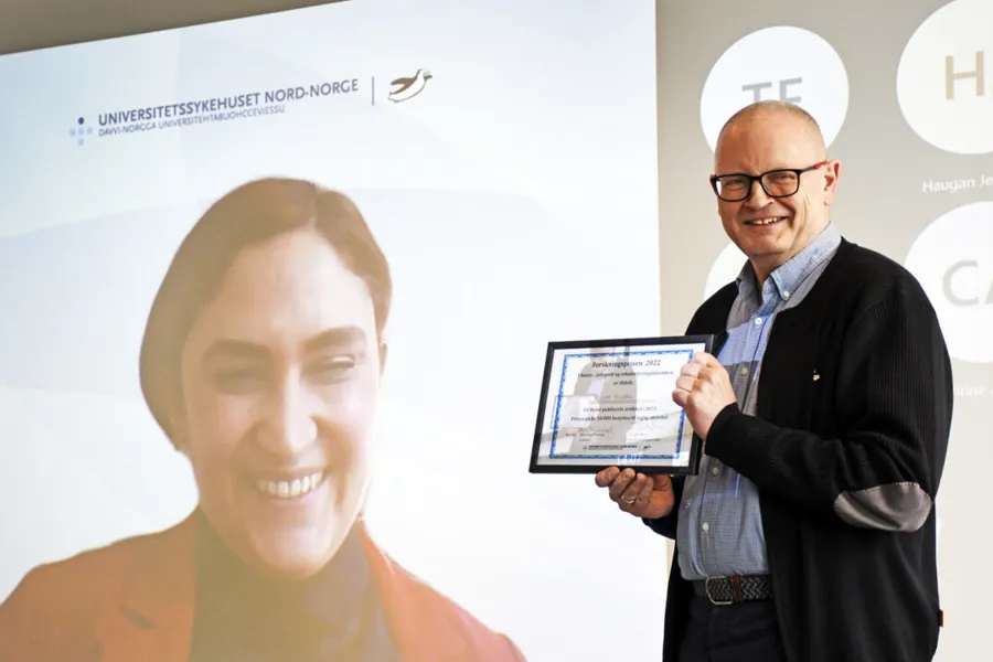 En mann som holder et nettbrett og en kvinne som smiler