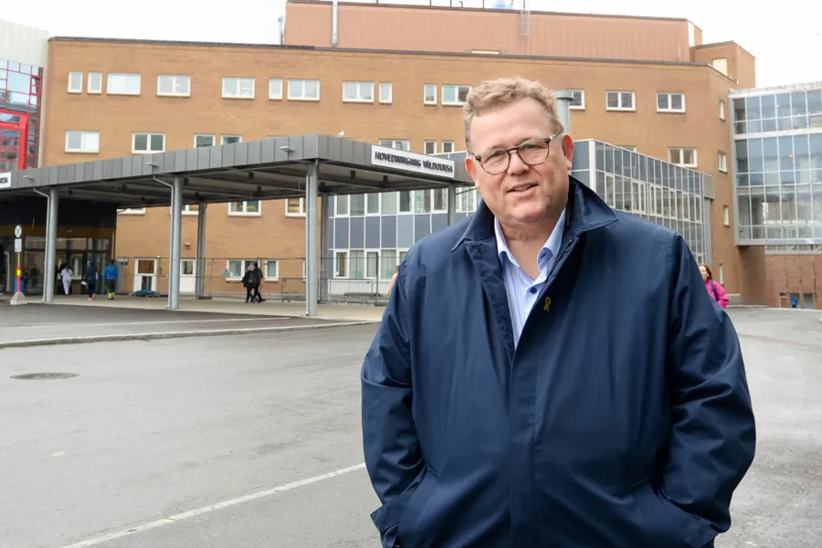 En mann i blå jakke