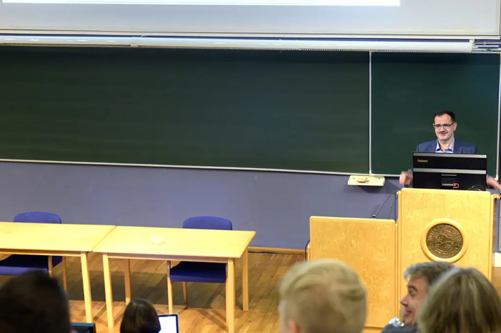 En person som holder en presentasjon