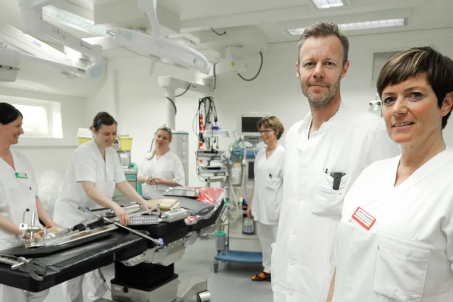 En gruppe mennesker i hvite laboratoriefrakker