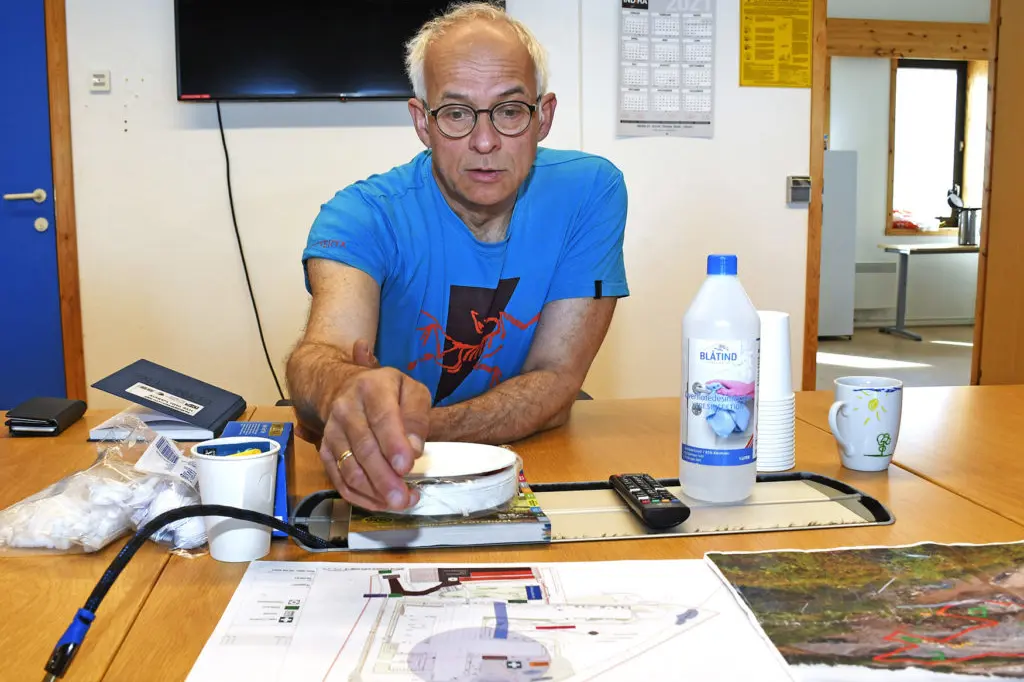 En mann som sitter ved et bord