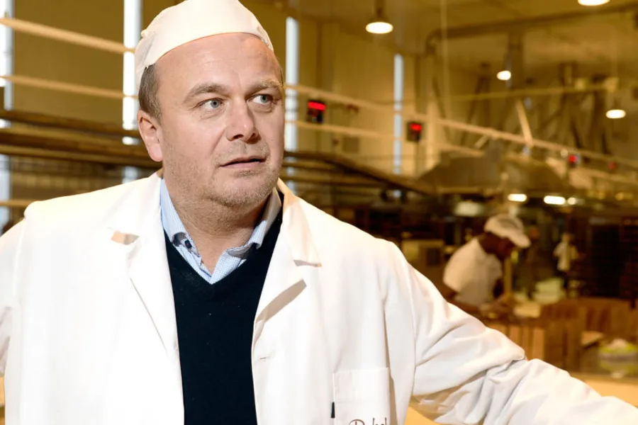 En mann iført hvit frakk