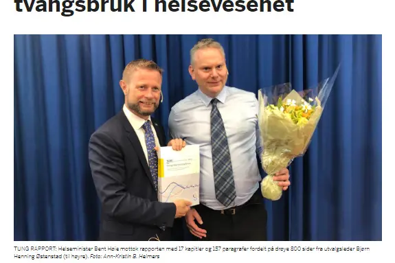 To menn som holder et trofé