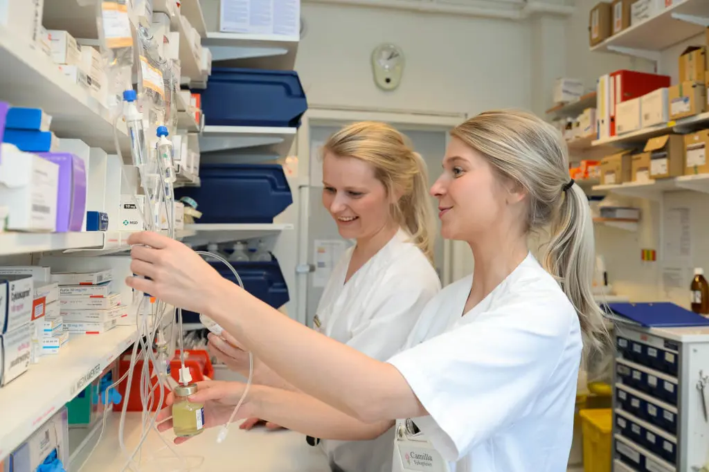 Et par kvinner i et laboratorium