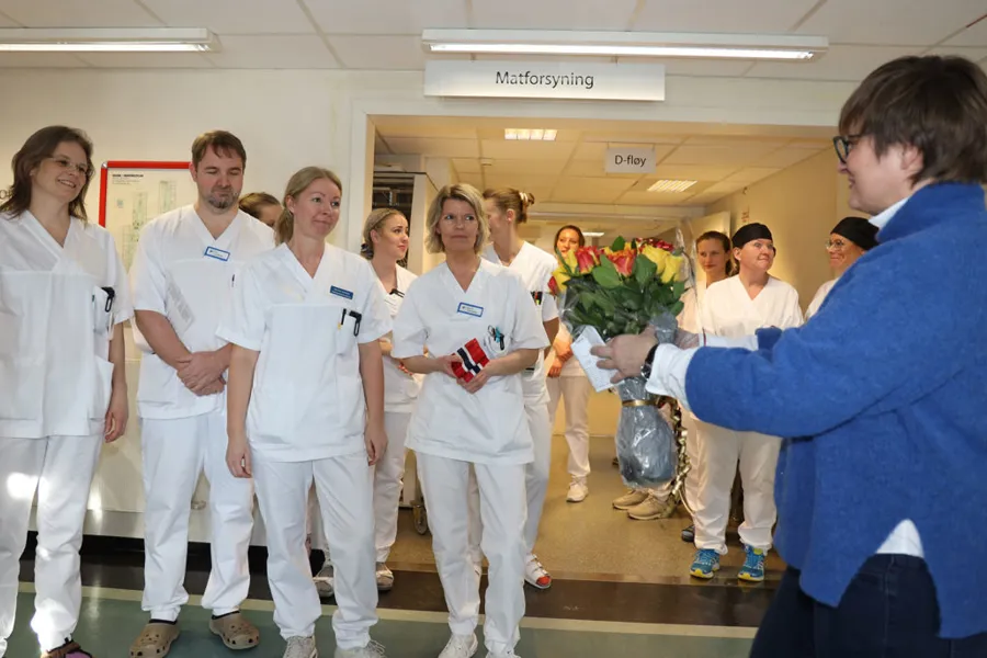 En gruppe mennesker i hvite karateuniformer