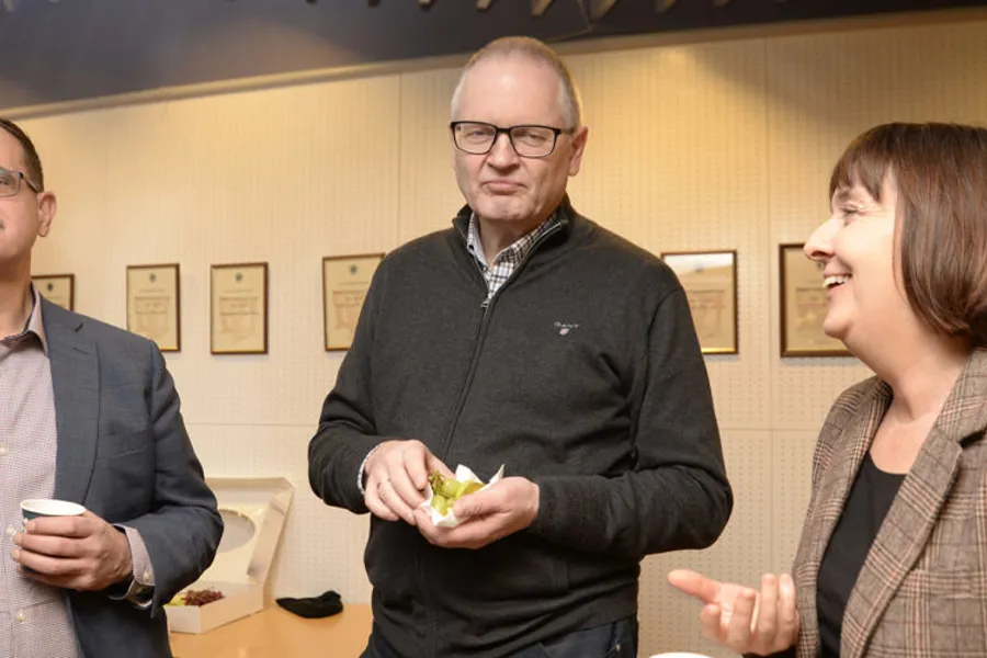 En gruppe mennesker som holder kopper