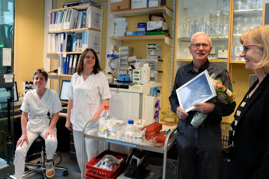 En gruppe personer i et rom