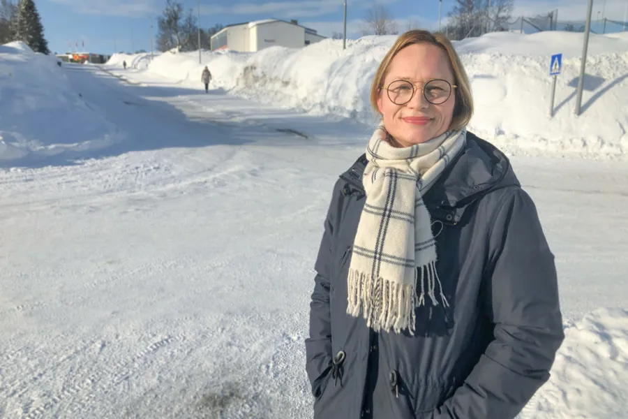 En person som står i snøen