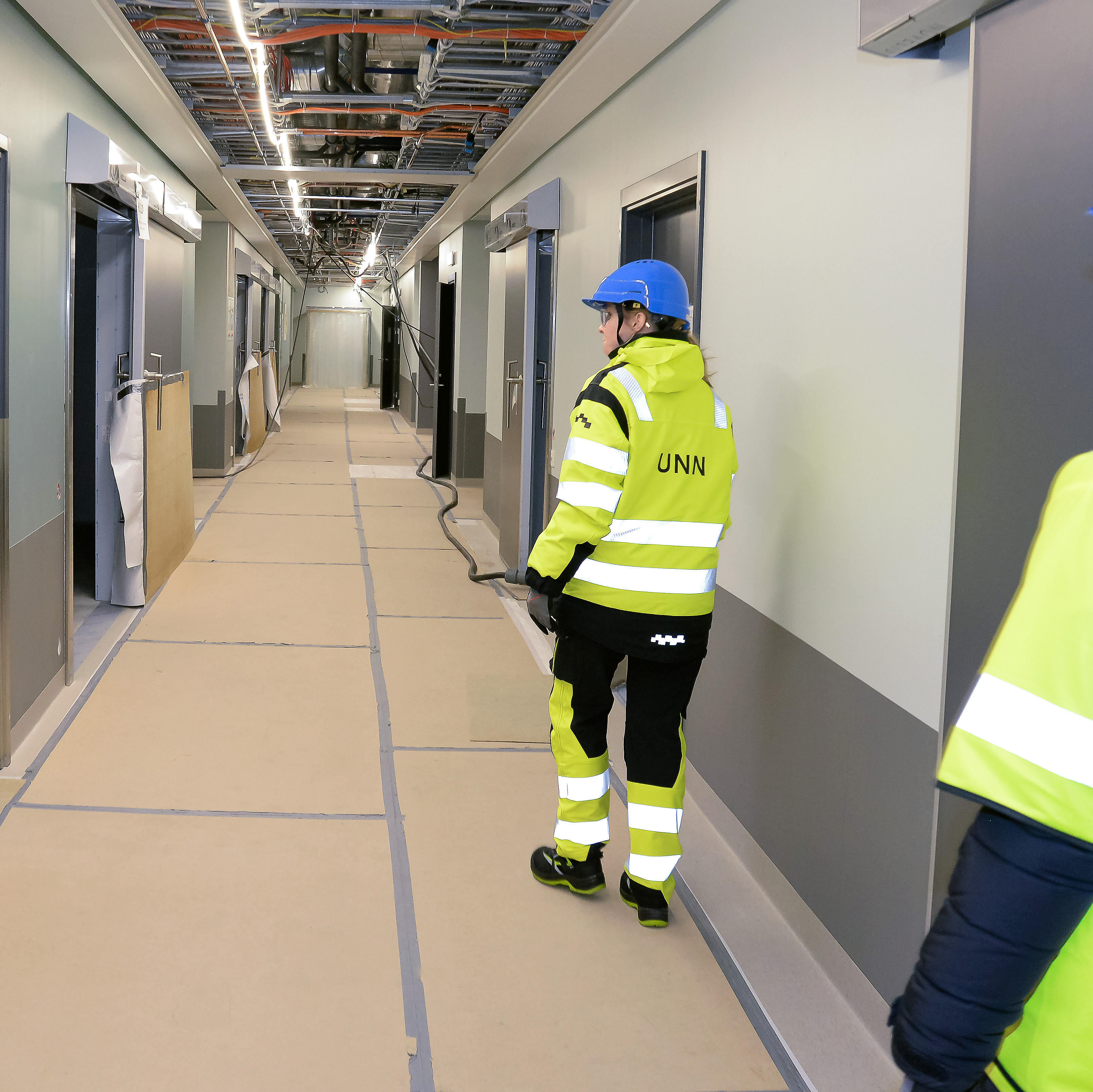 En person i en gul jakke