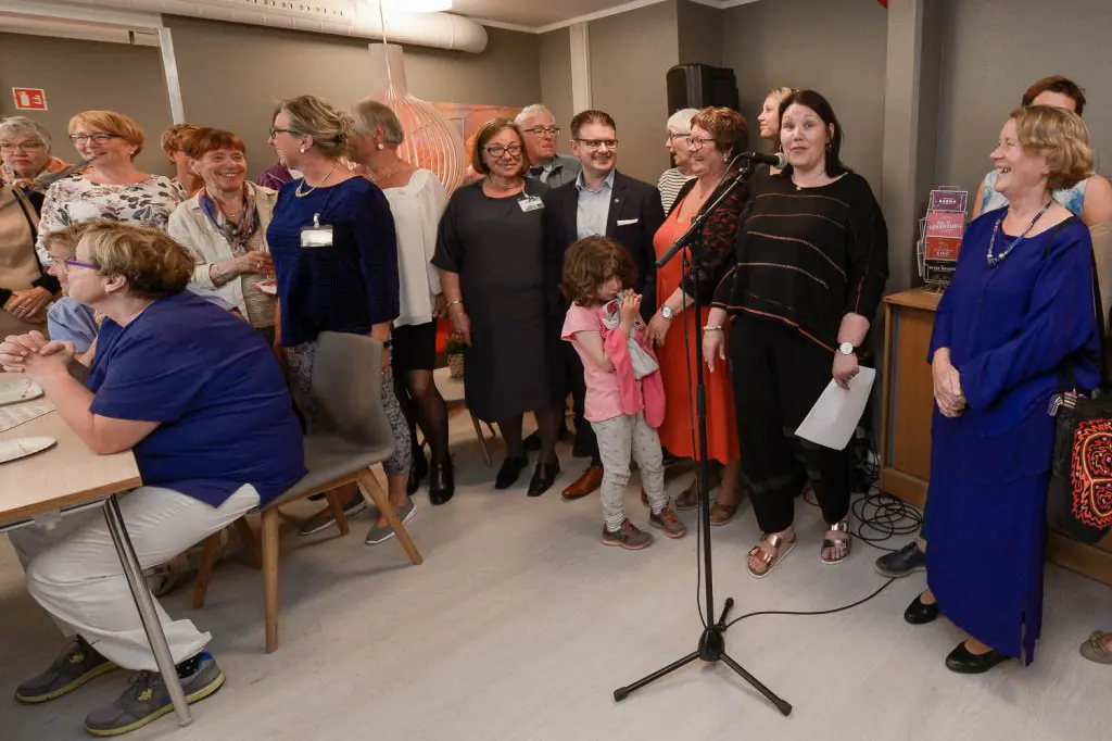 En gruppe mennesker som står i et rom