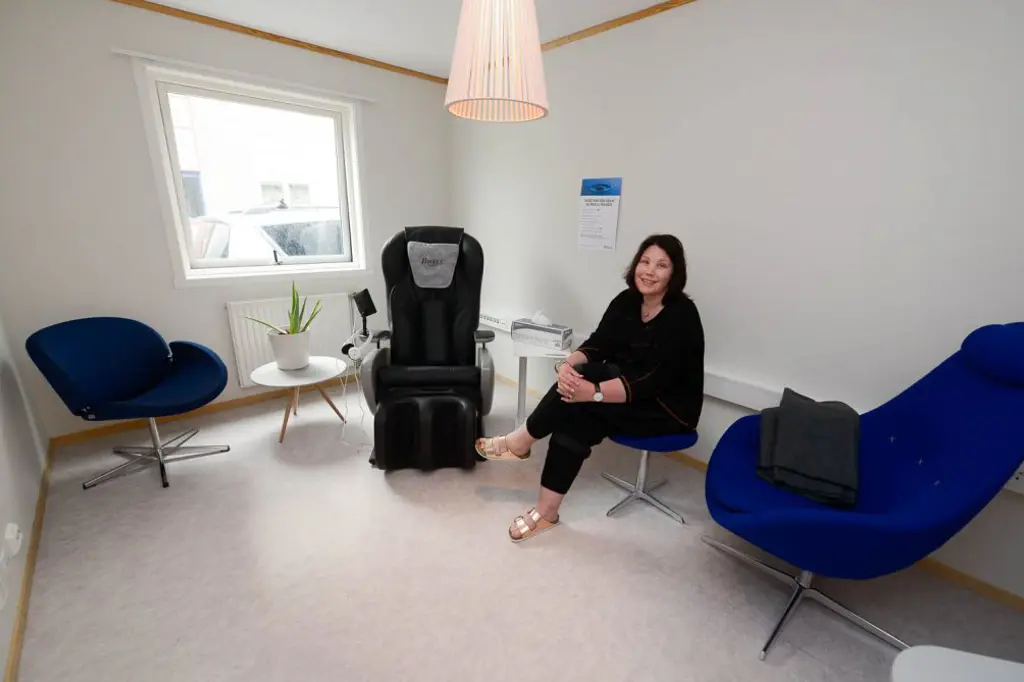 En person som sitter i en stol