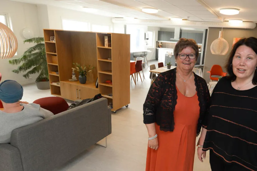 Et par kvinner som poserer for et bilde