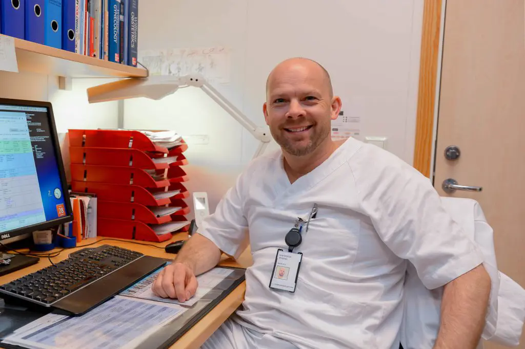 En person som sitter ved et skrivebord