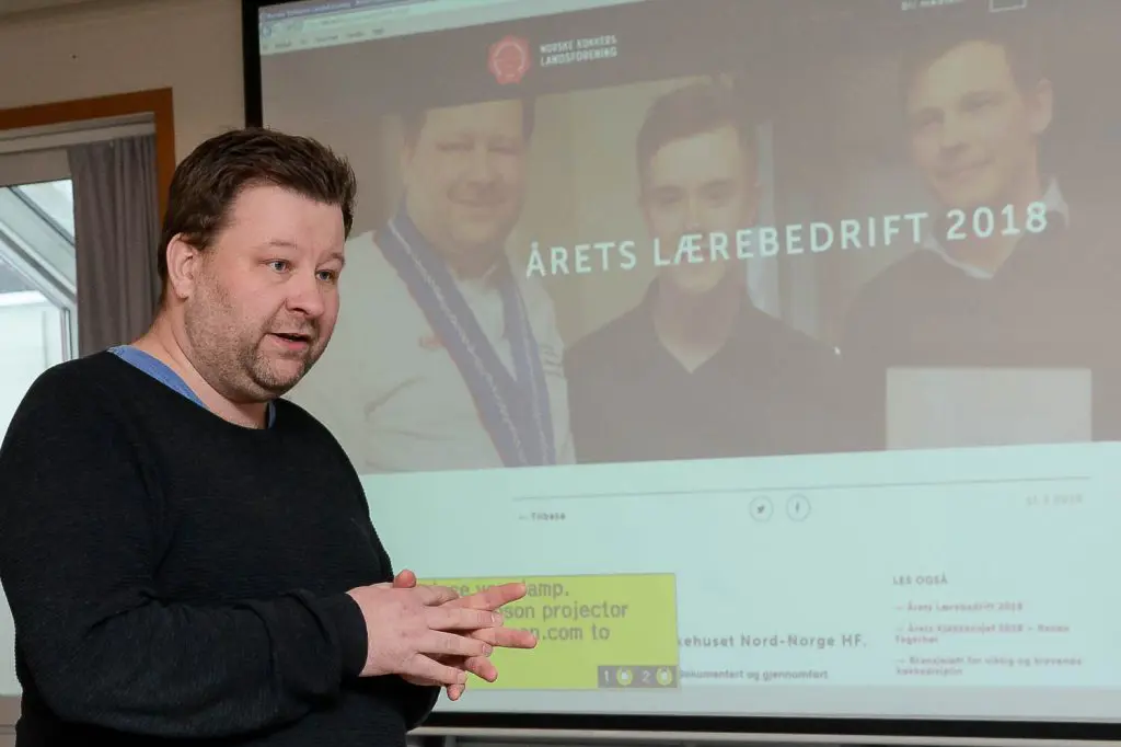 En mann som holder en presentasjon