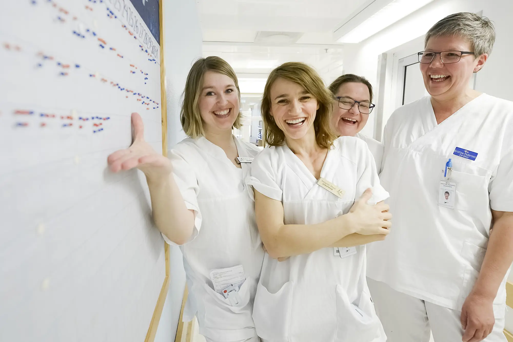 En gruppe mennesker i hvite laboratoriefrakker