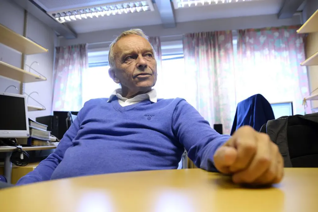 En mann som sitter ved et skrivebord