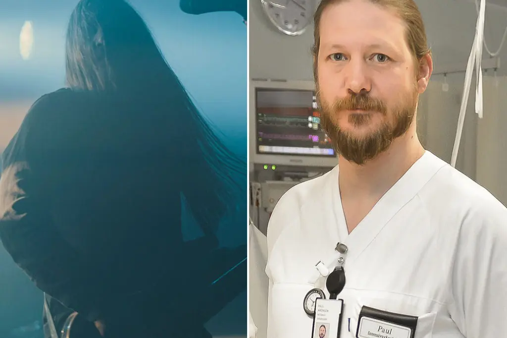 En mann som står ved siden av en blå fisk