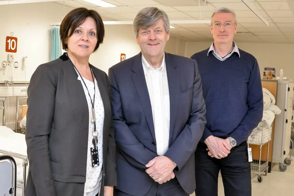 En gruppe mennesker som poserer for et bilde